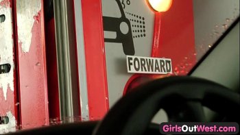 Странная мастурбация в машине