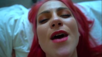 Слегка выгнула спину