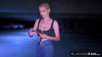 Развратных двух блондинистых телок трахают дуплетом во время групповухи