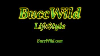 Девушка берет вибратор и глубоко засасывает его в свой ротик