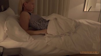 Смотреть видео как брат ебет спящюю систру