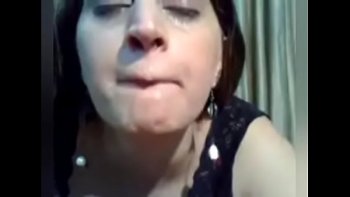 Смакует член