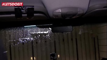 Выставляя напоказ большую попку