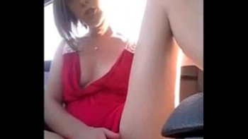 Мастурбирует пизду в машине