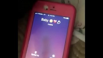 Ее мобильный звонит в ответ