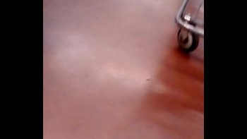 Русская лесбиянка вытащила из подмышки здоровенную черную штуку