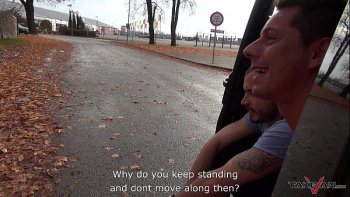 Сладкая милочка берет за щеку горячий пенис