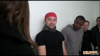 Негр и белый мужик устроили двойное проникновение для брюнетки