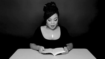 Читает учебник по физике