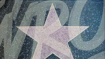 Порно видео темноволосая мокрощелка проходит кастинг на толстом члене порно агента