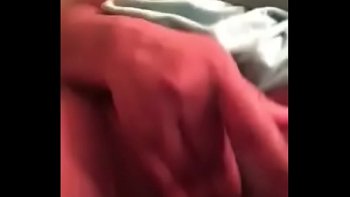 Трогая свою пизду