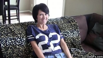 Темноволосая худышка скидывает себя лифчик