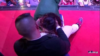 Покажи сиськи