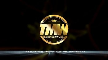 Обнажив мелкие титьки