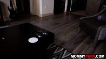 Бомжара ебет бухую алкашку на улице