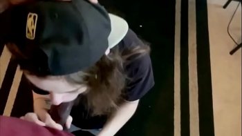 Девки сосут член