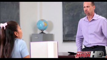 Затем приспустила черную юбку и показала свой круглый зад