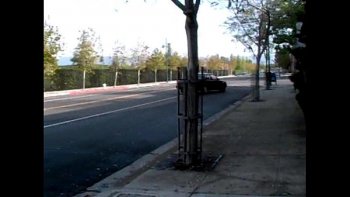 Молодая женщина голая выходит на балкон