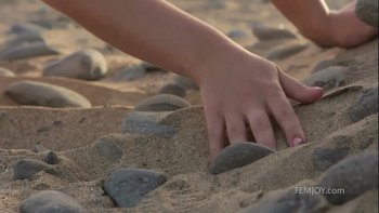 Красивая нагая блондинка в шляпе